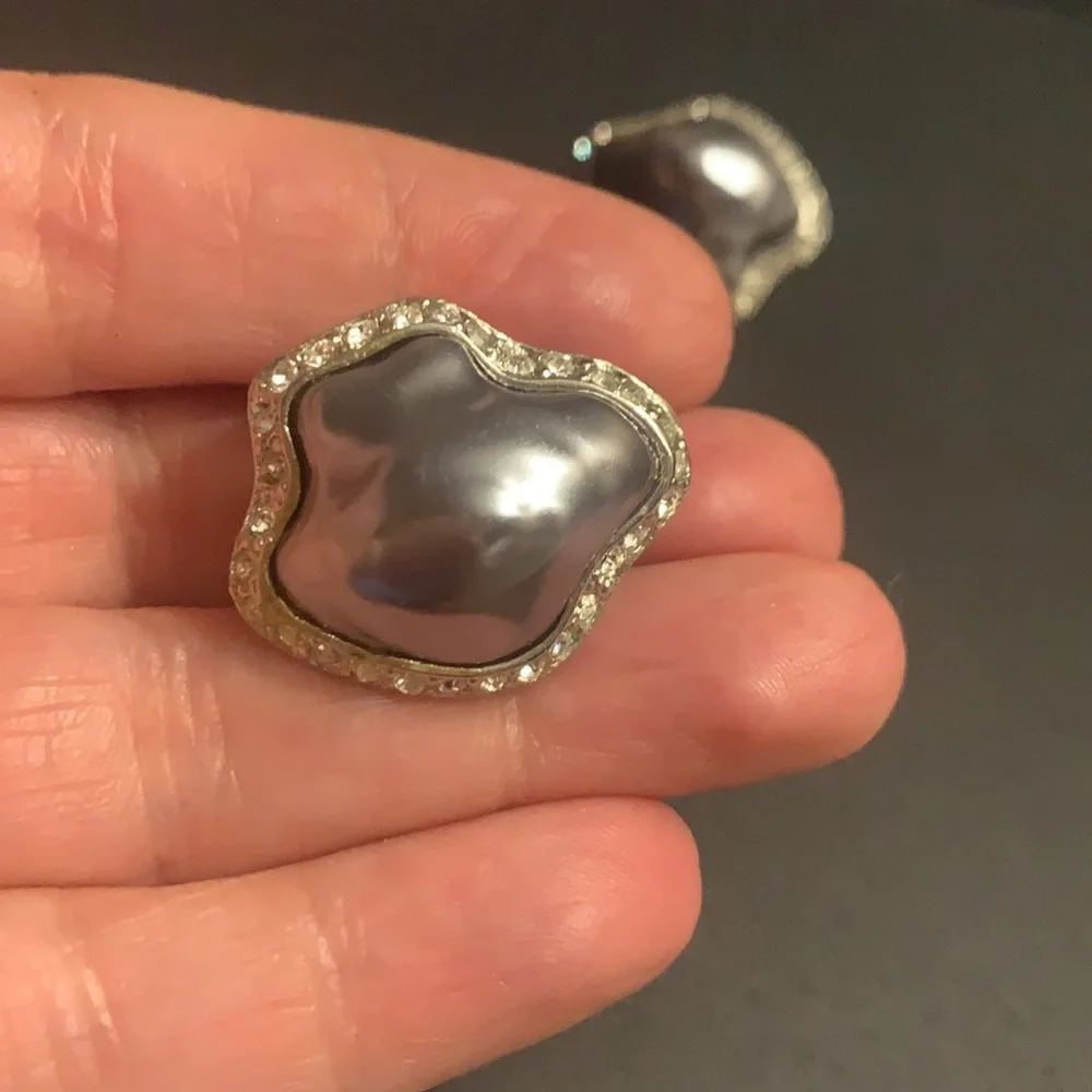 Kenneth Jay Lane pearl Vintage Deco Inspired Mabé Pearl Earrings clip earings - Picture 3 of 13